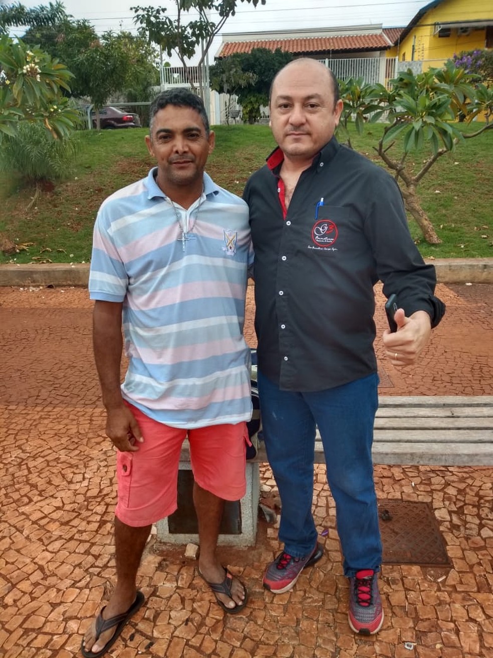 Senhor sentado em banco de praÃ§a conseguiu emprego e moradia: 'terÃ¡ uma vida digna' â Foto: Andrezza Zanin/Arquivo Pessoal