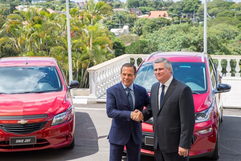 JoÃ£o DÃ³ria, governador do estado de SÃ£o Paulo, e Carlos Zarlenga, presidente da General Motors na AmÃ©rica Latina â Foto: Governo do Estado de SÃ£o Paulo