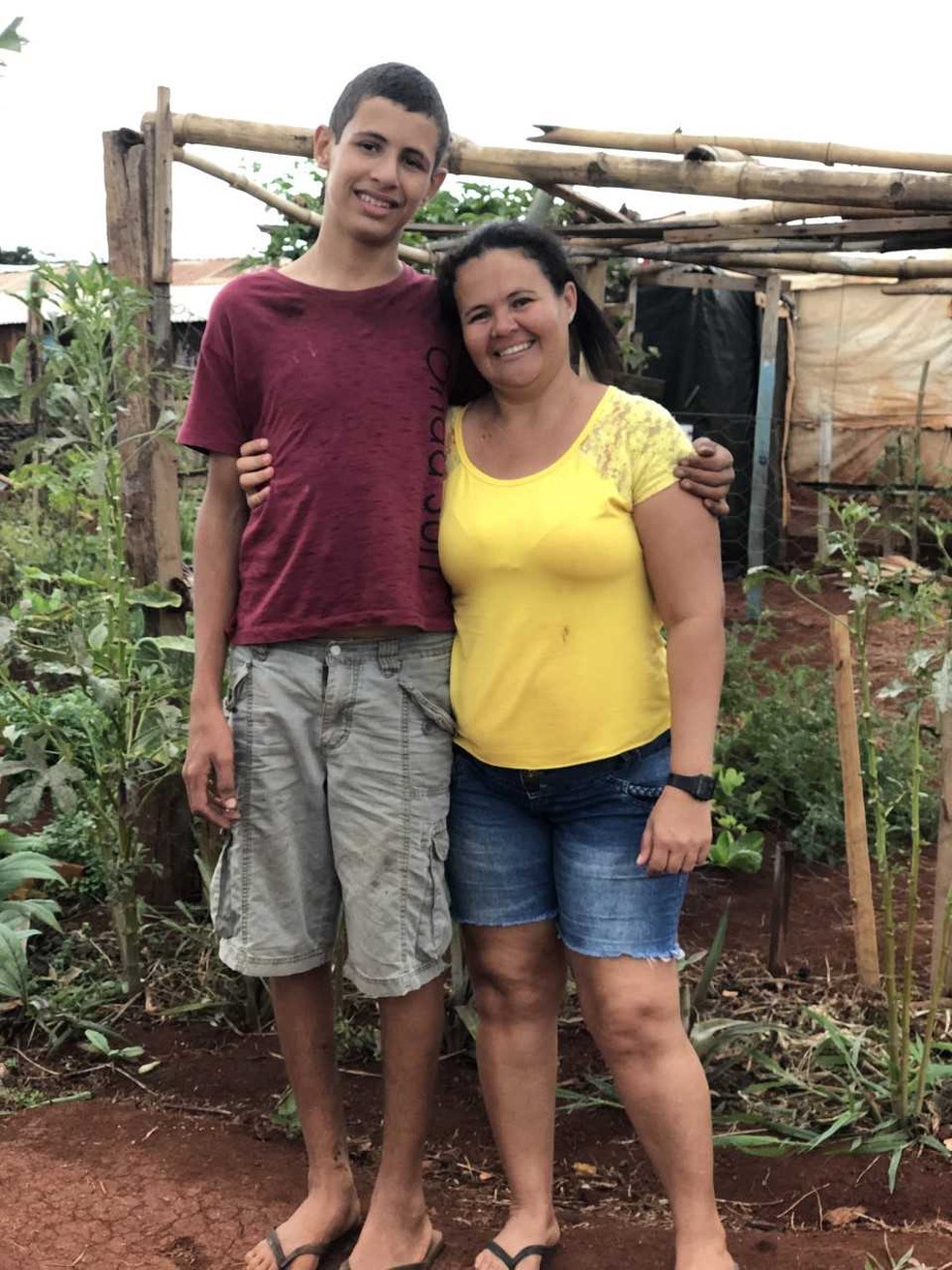 Rogério e sua mãe no assentamento Jatobá, em Sidrolândia (MS). â Foto: Diego Pavei
