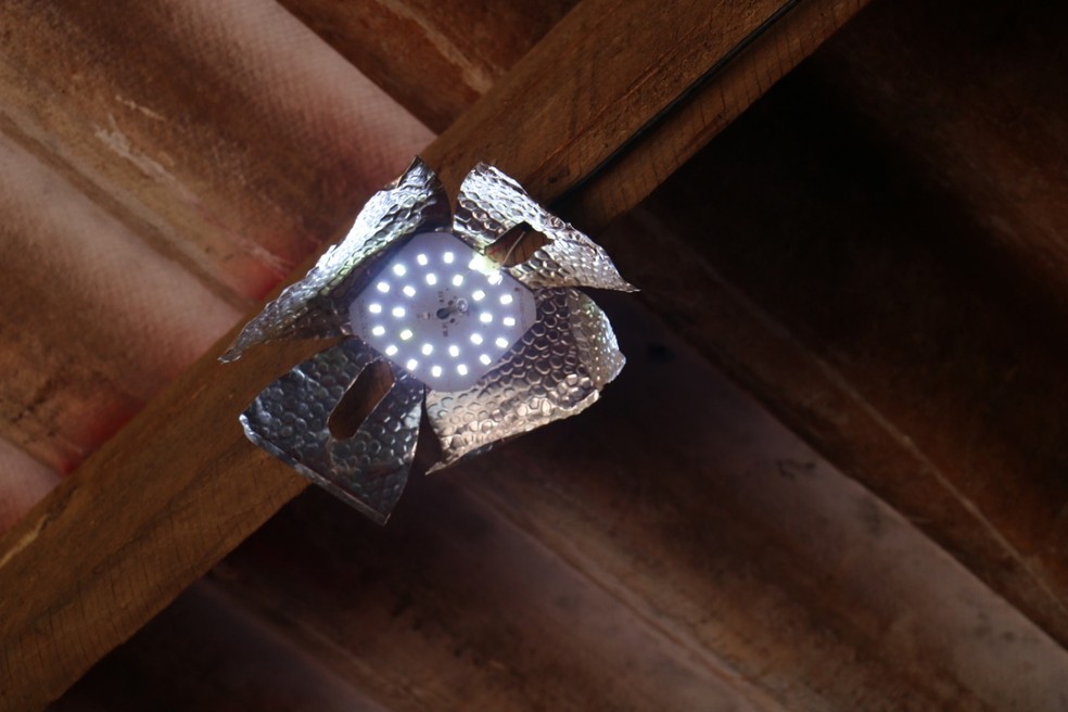 Luz acesa após sistema de energia criado por garoto de 13 anos, em Sidrolândia. â Foto: Site Região News