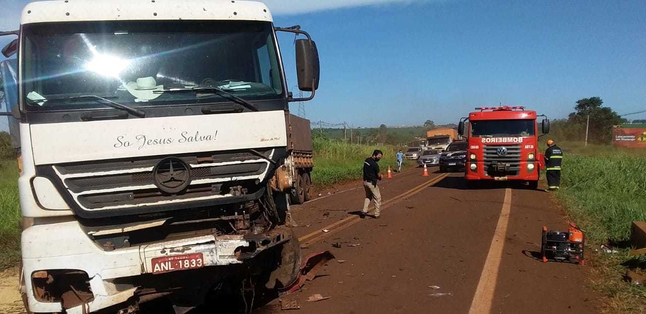 Batida arrancou pedaço da parte frontal da carreta (Foto: Cido Costa/Dourados Agora)
