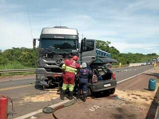 A colisão foi de frente entre o carro de passeio e o caminhão-cegonha. (Foto: Sidiney Assis, de Coxim)